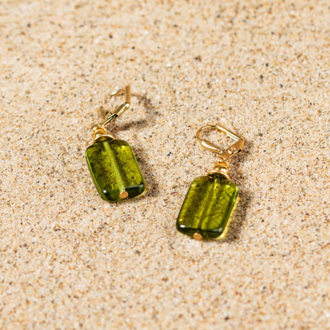 Les bijoux Retour de plage sont des bijoux fantaisie authentiques et uniques faits de perles naturelles qui racontent une histoire de nature ou d’océan à partager en famille ou entre amis.