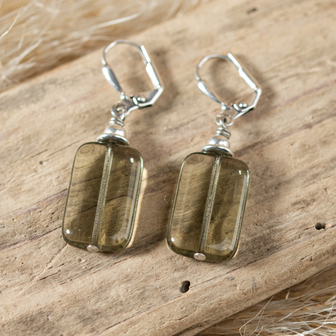 Retour de plage, une entreprise locale engagée dans le développement durable qui créée et fabrique des bijoux fantaisies made in France sur l’Île d’Oléron.