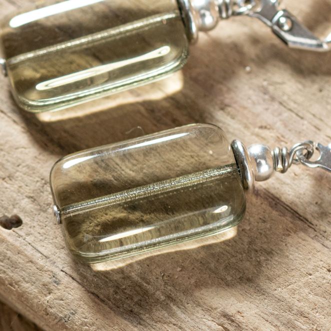 Découvrez les boucles d’oreilles Gum, un bijou marin fabriqué en France sur l’Île d’Oléron par des monteuses qualifiées.