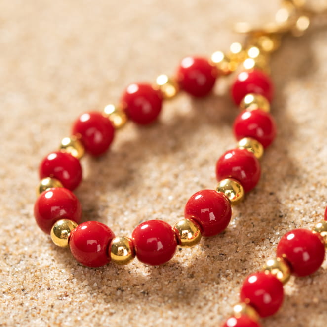 Retour de plage propose des bijoux fantaisie fabriqués avec des matériaux de qualité : céramique, lin, perles de verre, hématite, quartz, amazonite, perles de rivière, perle de jade, lapis lazuli, perles de culture, pierre de sable, etc.