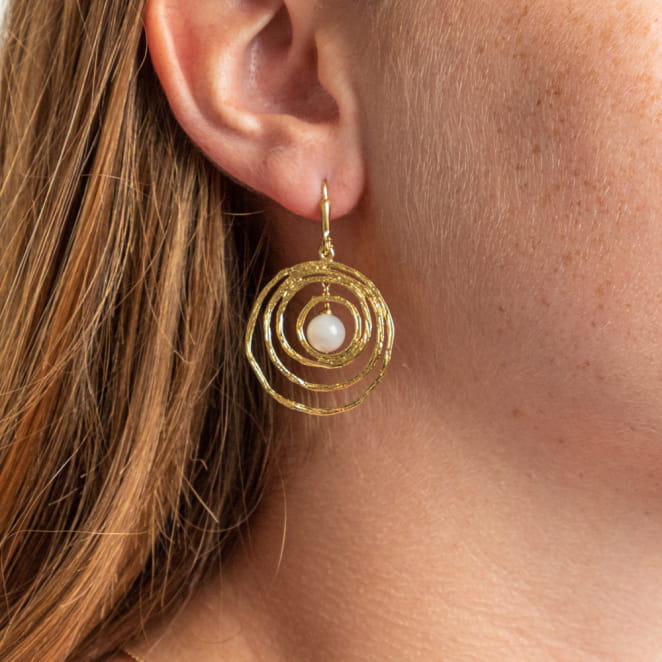 Retour de plage propose des bijoux fantaisie multicolore, blanc, sable, bleu nuit, turquoise, couleur ficelle, anthracite, ou autre alors choisissez les matières qui vous plaisent et les textures que vous aimez.