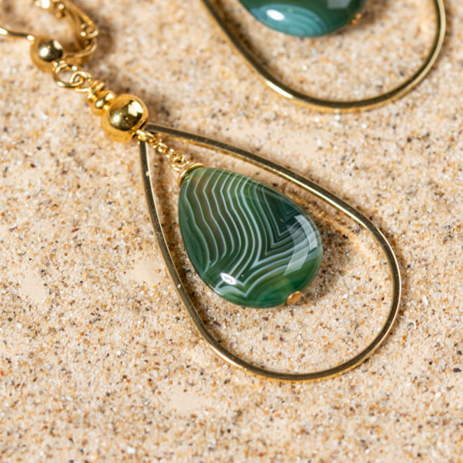 Retour de plage propose des bijoux fantaisie fabriqués avec des matériaux de qualité : céramique, lin, perles de verre, hématite, quartz, amazonite, perles de rivière, perle de jade, lapis lazuli, perles de culture, pierre de sable, etc.