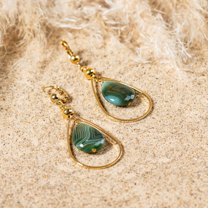 Retour de plage propose des bijoux fantaisie multicolore, blanc, sable, bleu nuit, turquoise, couleur ficelle, anthracite, ou autre alors choisissez les matières qui vous plaisent et les textures que vous aimez.