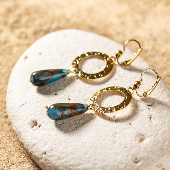 Découvrez les boucles d’oreilles Lerma, un bijou marin fabriqué en France sur l’Île d’Oléron par des monteuses qualifiées.