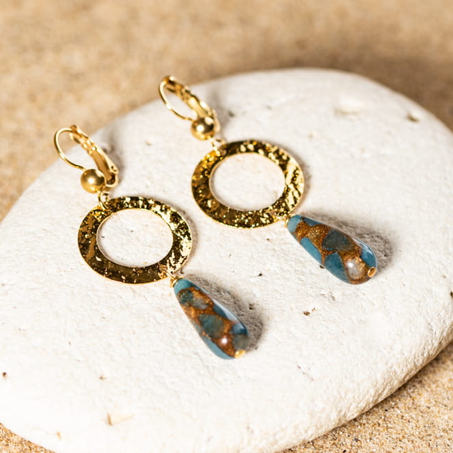 Les bijoux Retour de plage sont des bijoux fantaisie authentiques et uniques faits de perles naturelles qui racontent une histoire de nature ou d’océan à partager en famille ou entre amis.