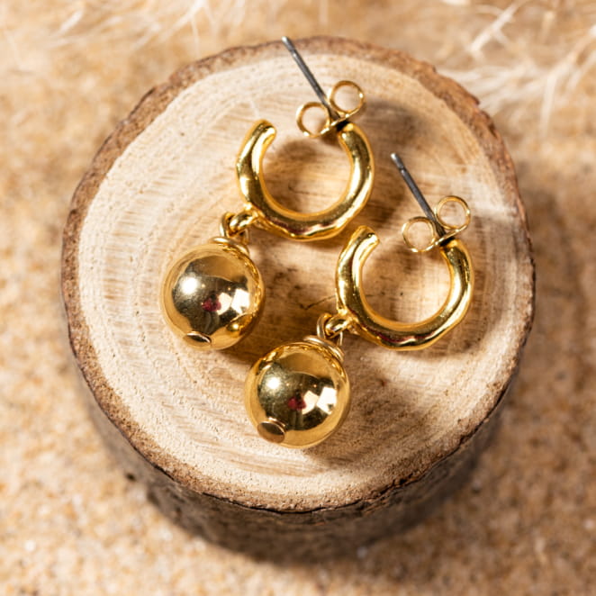 Les bijoux Retour de plage sont des bijoux fantaisie authentiques et uniques faits de perles naturelles qui racontent une histoire de nature ou d’océan à partager en famille ou entre amis.