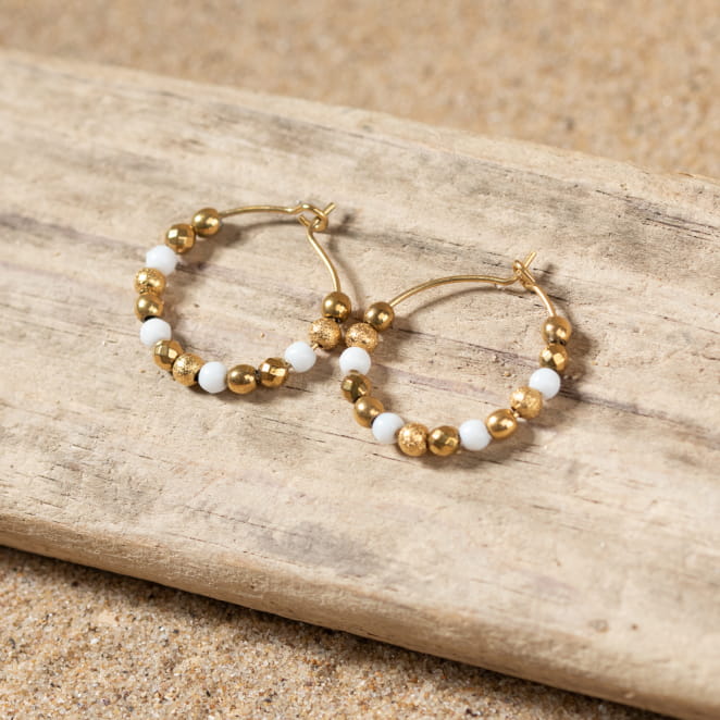 Boucles d'oreilles petites créoles perles blanche et hématite doré