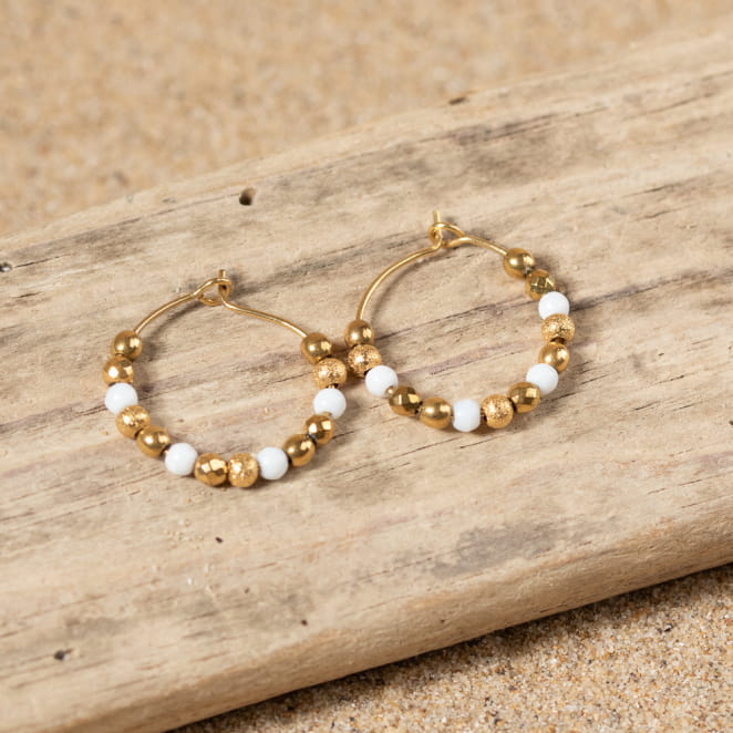 Boucles d'oreilles petites créoles perles blanche et hématite doré