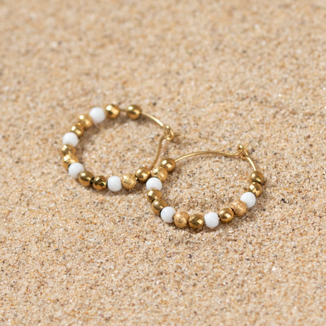 Boucles d'oreilles petites créoles perles blanche et hématite doré