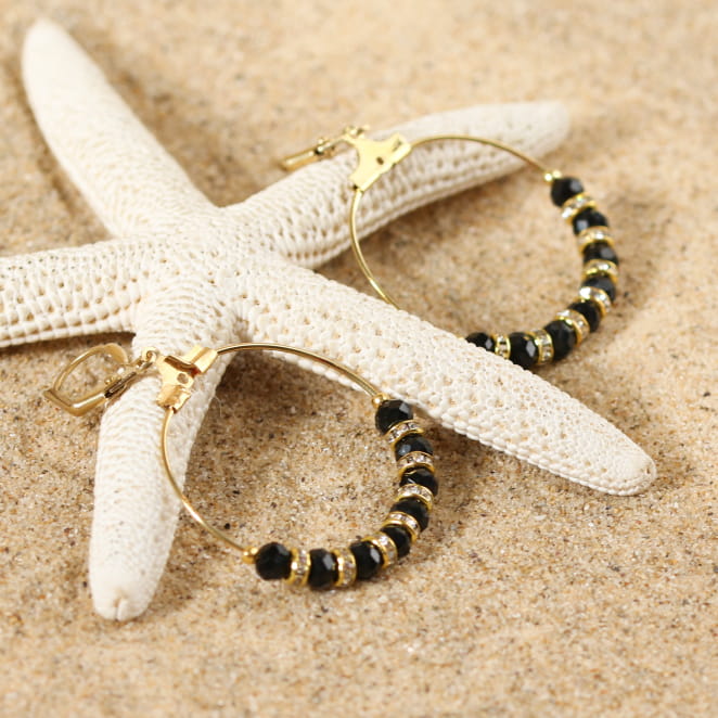 Retour de plage vous propose des colliers, bracelets, boucles d’oreilles, bracelets de chevilles, porte-clefs, parfums, cabas et bagues pour femme, homme et enfant pour que chacun trouve son bonheur.
