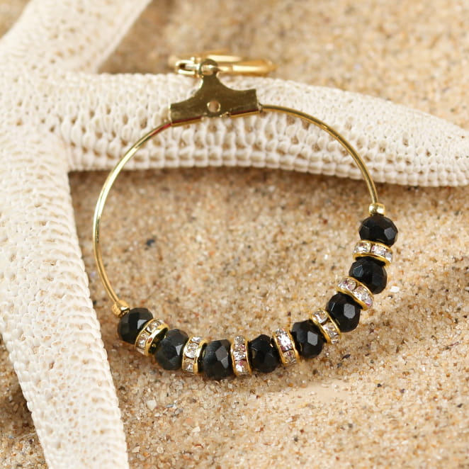 Retour de plage propose des bijoux fantaisie fabriqués avec des matériaux de qualité : céramique, lin, perles de verre, hématite, quartz, amazonite, perles de rivière, perle de jade, lapis lazuli, perles de culture, pierre de sable, etc.