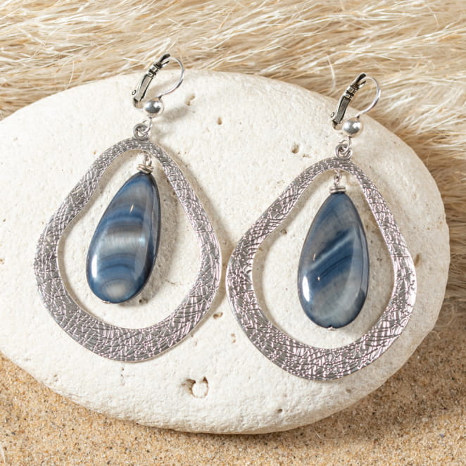 Découvrez les boucles d’oreilles Lulla, un bijou marin fabriqué en France sur l’Île d’Oléron par des monteuses qualifiées.