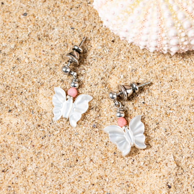 Découvrez les boucles d’oreilles Machaon, un bijou marin fabriqué en France sur l’Île d’Oléron par des monteuses qualifiées.