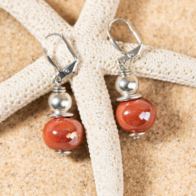 Retour de plage, une entreprise engagée dans le développement durable qui créée et fabrique des bijoux fantaisies made in France sur l’Île d’Oléron.