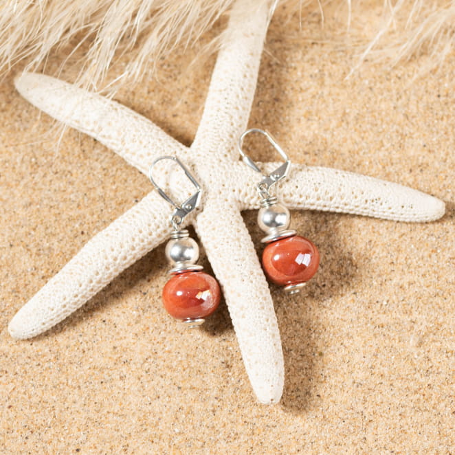 Retour de plage vous propose des colliers, bracelets, boucles d’oreilles, bracelets de chevilles, porte-clefs, parfums, cabas et bagues pour femme, homme et enfant pour que chacun trouve son bonheur.
