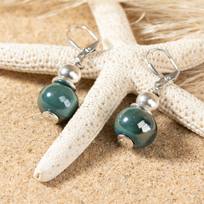 Boucles d'oreilles en céramique vert émeraude et détails argentés.