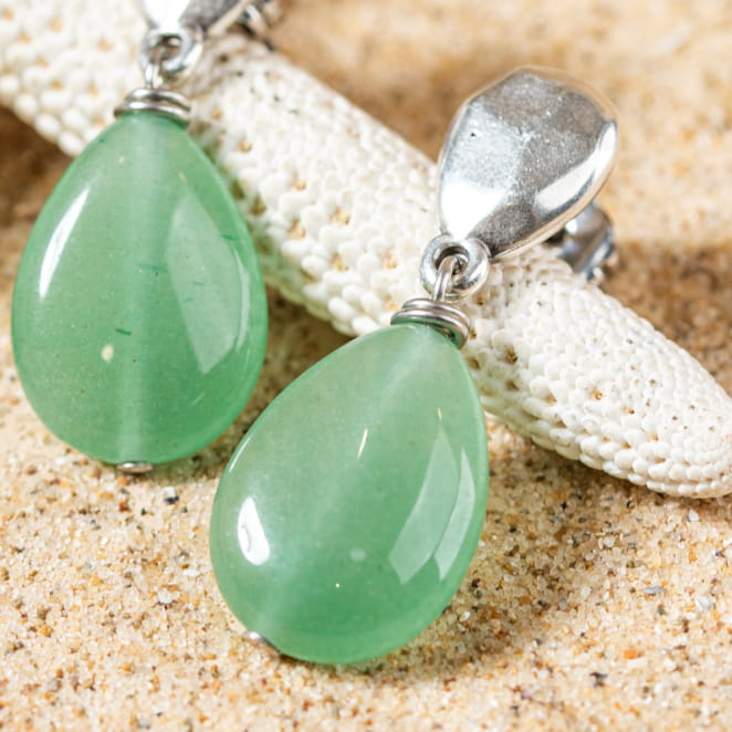 Retour de plage propose des bijoux fantaisie multicolore, blanc, sable, bleu nuit, turquoise, couleur ficelle, anthracite, ou autre alors choisissez les matières qui vous plaisent et les textures que vous aimez.