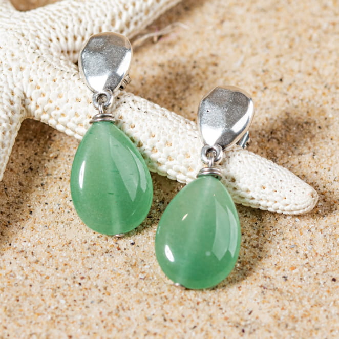 Retour de plage vous propose des colliers, bracelets, boucles d’oreilles, bracelets de chevilles, porte-clefs, parfums, cabas et bagues pour femme, homme et enfant pour que chacun trouve son bonheur.