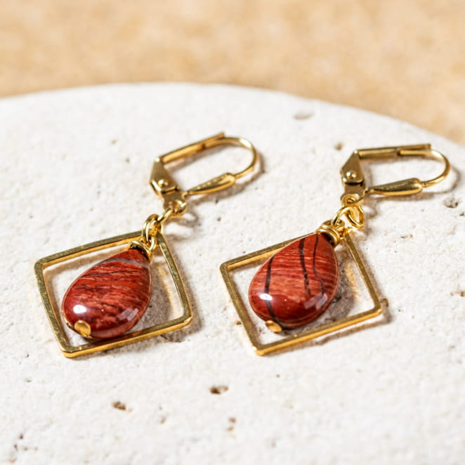 Retour de plage propose des bijoux fantaisie fabriqués avec des matériaux de qualité : céramique, lin, perles de verre, hématite, quartz, amazonite, perles de rivière, perle de jade, lapis lazuli, perles de culture, pierre de sable, etc.