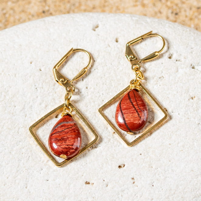 Retour de plage propose des bijoux fantaisie multicolore, blanc, sable, bleu nuit, turquoise, couleur ficelle, anthracite, ou autre alors choisissez les matières qui vous plaisent et les textures que vous aimez.