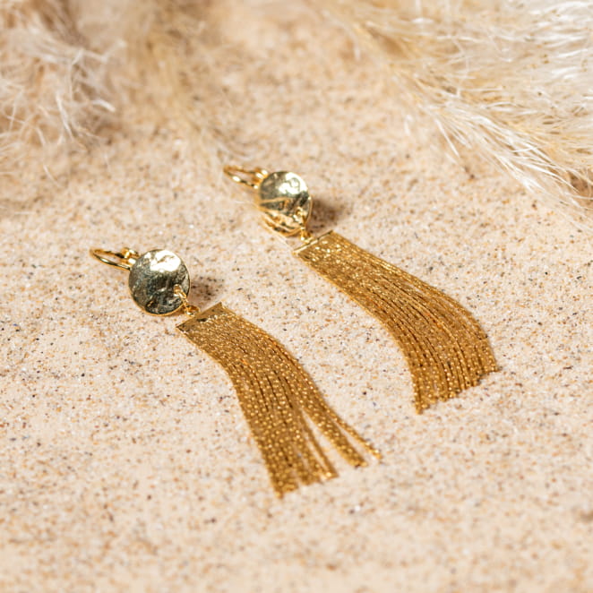 Retour de plage vous propose des colliers, bracelets, boucles d’oreilles, bracelets de chevilles, porte-clefs, parfums, cabas et bagues pour femme, homme et enfant pour que chacun trouve son bonheur.