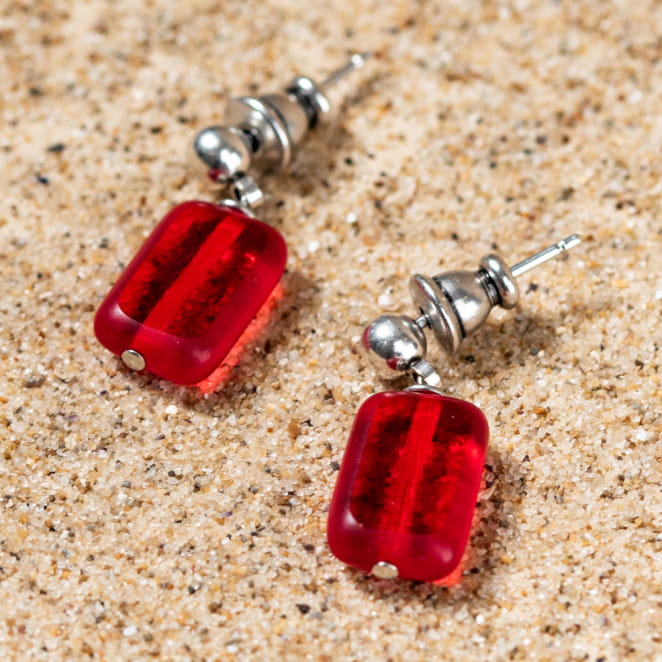 Retour de plage propose des bijoux fantaisie fabriqués avec des matériaux de qualité : céramique, lin, perles de verre, hématite, quartz, amazonite, perles de rivière, perle de jade, lapis lazuli, perles de culture, pierre de sable, etc.