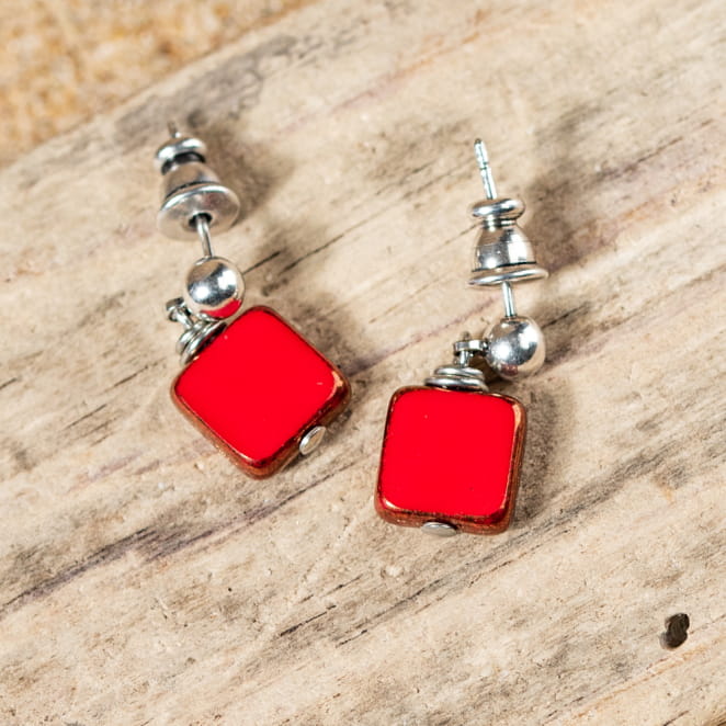 Découvrez les boucles d’oreilles Mosaik, un bijou marin fabriqué en France sur l’Île d’Oléron par des monteuses qualifiées.