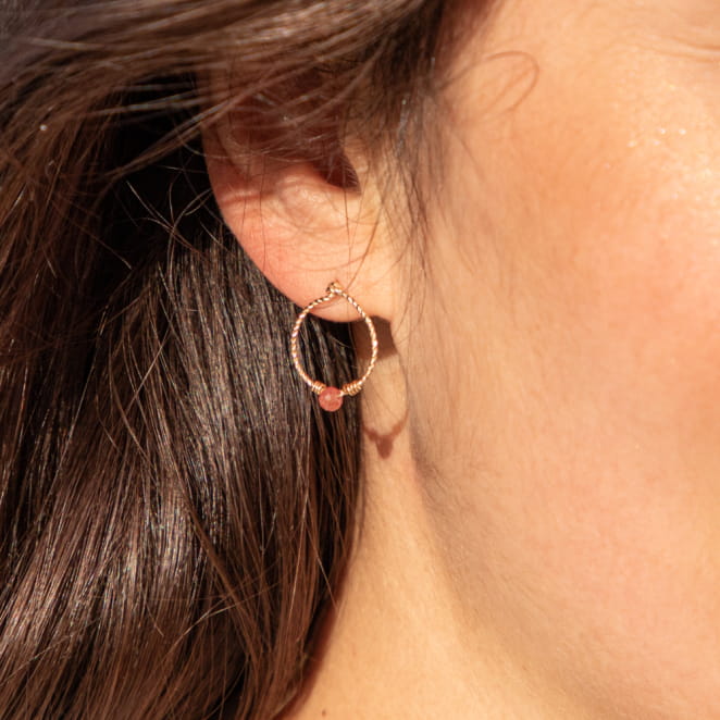 Retour de plage vous propose des colliers, bracelets, boucles d’oreilles, bracelets de chevilles, porte-clefs, parfums, cabas et bagues pour femme, homme et enfant pour que chacun trouve son bonheur.