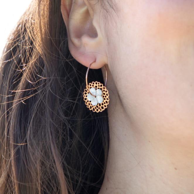 boucles Nectar portées, pendantes et lumineuses, finition dorée rose