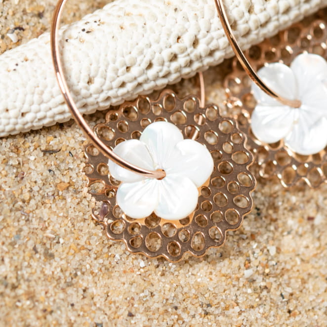 boucles Nectar posées sur le sable, teinte saumon et attaches dorées