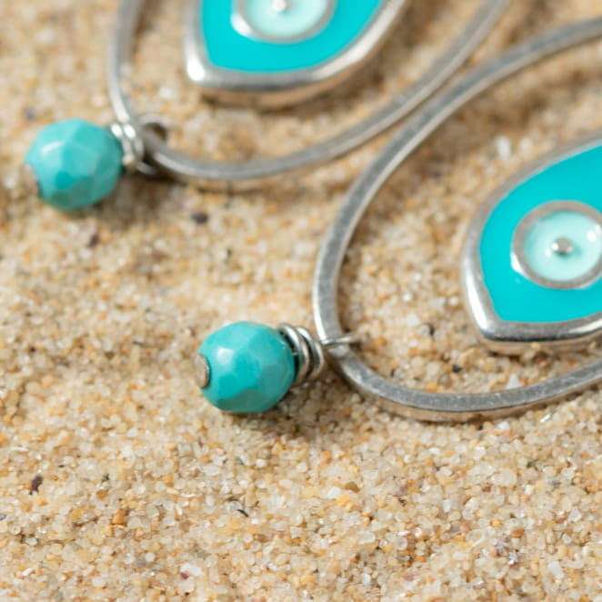 Découvrez les boucles d’oreilles Oia, un bijou marin fabriqué en France sur l’Île d’Oléron par des monteuses qualifiées.