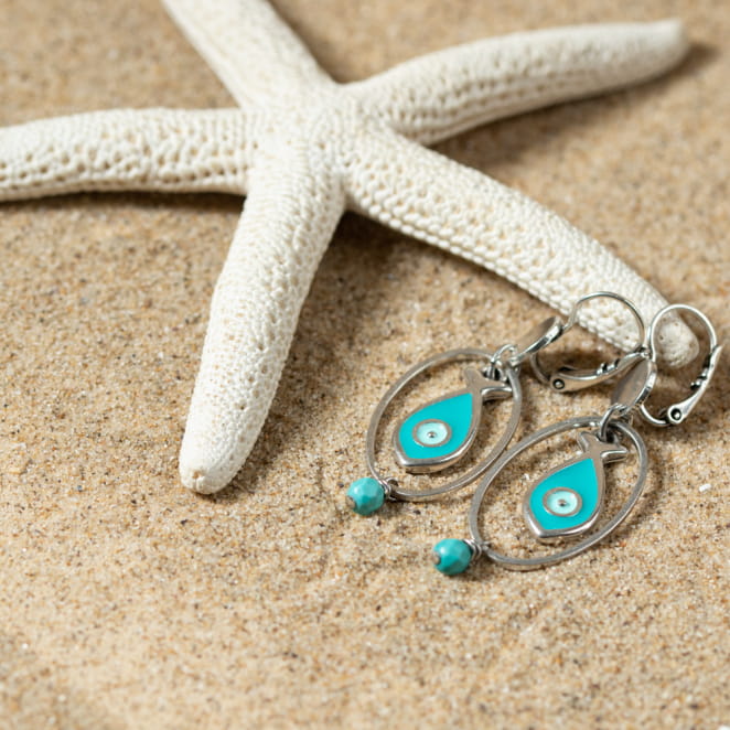 Découvrez Oia, un bijou inspiré de l’océan fabriqué artisanalement sur l’île d’Oléron.