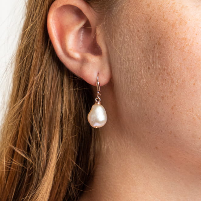 Retour de plage propose des bijoux fantaisie fabriqués avec des matériaux de qualité : céramique, lin, perles de verre, hématite, quartz, amazonite, perles de rivière, nacre, perle de jade, lapis lazuli, perles de culture, pierre de sable, etc.