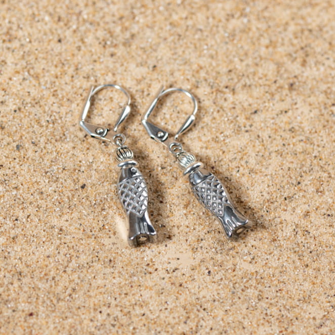 Découvrez les boucles d’oreilles Pêcheur, un bijou marin fabriqué en France sur l’Île d’Oléron par des monteuses qualifiées.