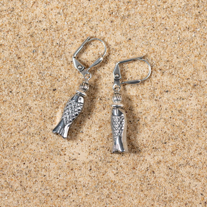 Retour de plage vous propose des colliers, bracelets, boucles d’oreilles, bracelets de chevilles, porte-clefs, parfums, cabas et bagues pour femme, homme et enfant pour que chacun trouve son bonheur.