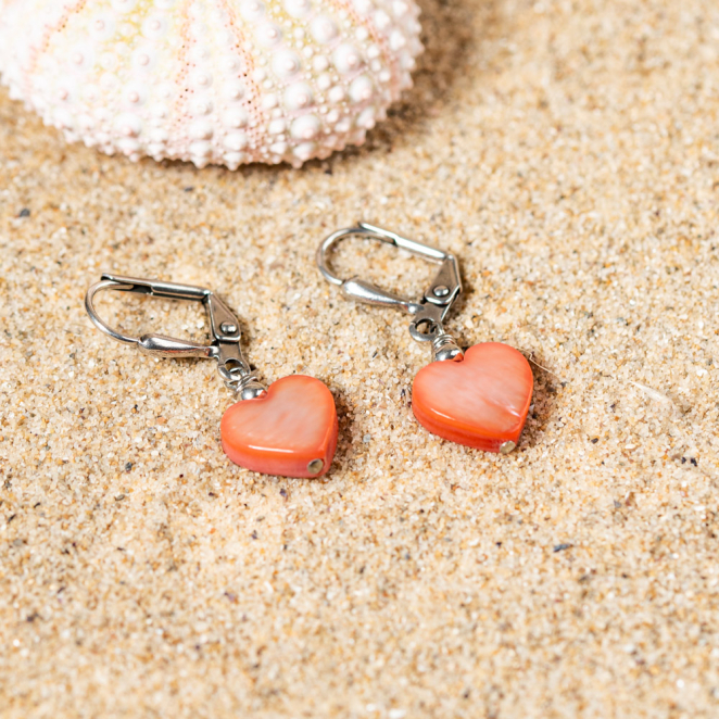 Boucles d’oreilles Perrine, des boucles d’oreilles fantaisie corail et argenté fabriqué en France artisanalement sur l’Île d’Oléron