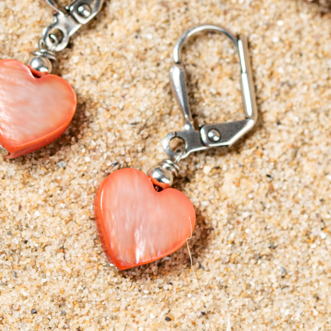 Boucles d’oreilles Perrine, des boucles d’oreilles fantaisie corail et argenté fabriqué en France artisanalement sur l’Île d’Oléron