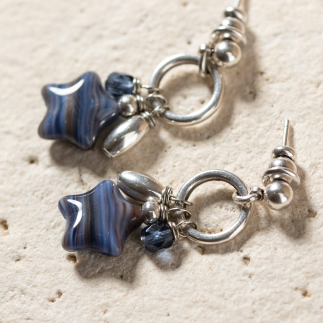 Les bijoux Retour de plage sont des bijoux fantaisie authentiques et uniques faits de perles naturelles qui racontent une histoire de nature ou d’océan à partager en famille ou entre amis.