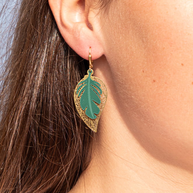 Boucles d'oreilles dorées et vertes plumes