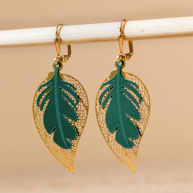 Boucles d'oreilles dorées et vertes plumes