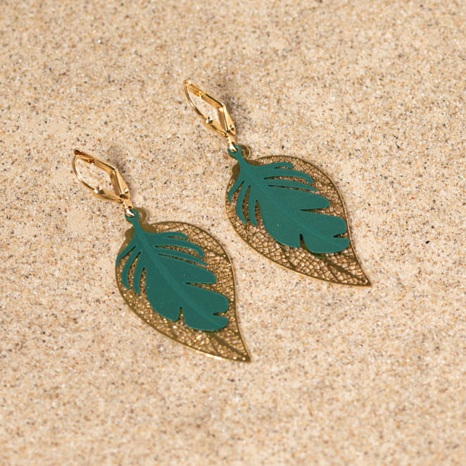 Boucles d'oreilles dorées et vertes plumes