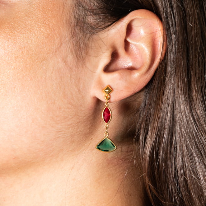 Retour de plage propose des bijoux fantaisie fabriqués avec des matériaux de qualité : céramique, lin, perles de verre, hématite, quartz, amazonite, perles de rivière, perle de jade, lapis lazuli, perles de culture, pierre de sable, etc.