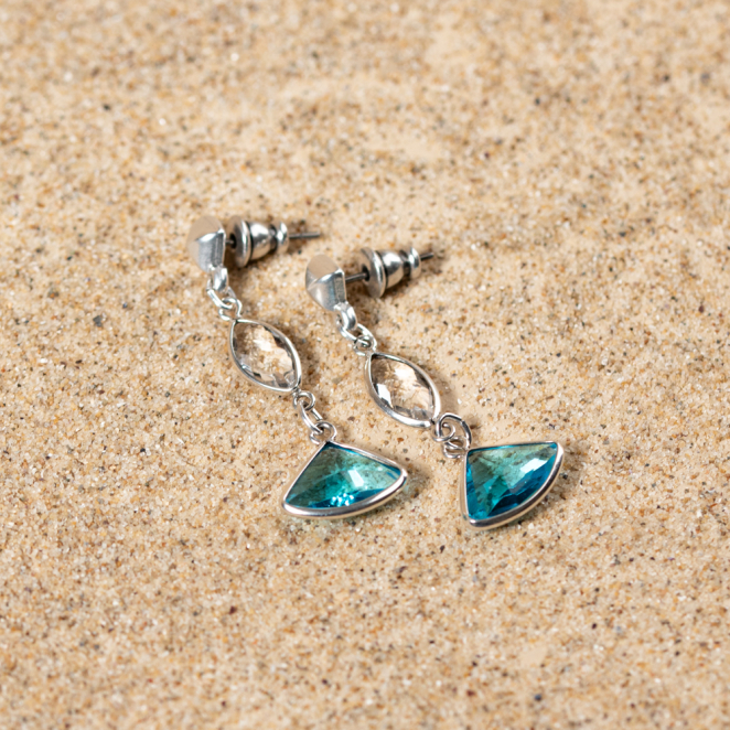 Découvrez les boucles d’oreilles Reflet, un bijou marin fabriqué en France sur l’Île d’Oléron par des monteuses qualifiées.