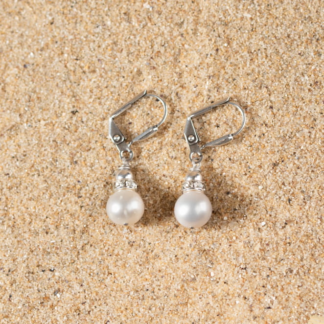 Les perles en nacre, délicates et lumineuses, se marient harmonieusement avec les rondelles à strass aux reflets argentés. Portez ces bijoux et laissez-vous envoûter par leur élégance intemporelle et briller de mille feux en toute occasion !