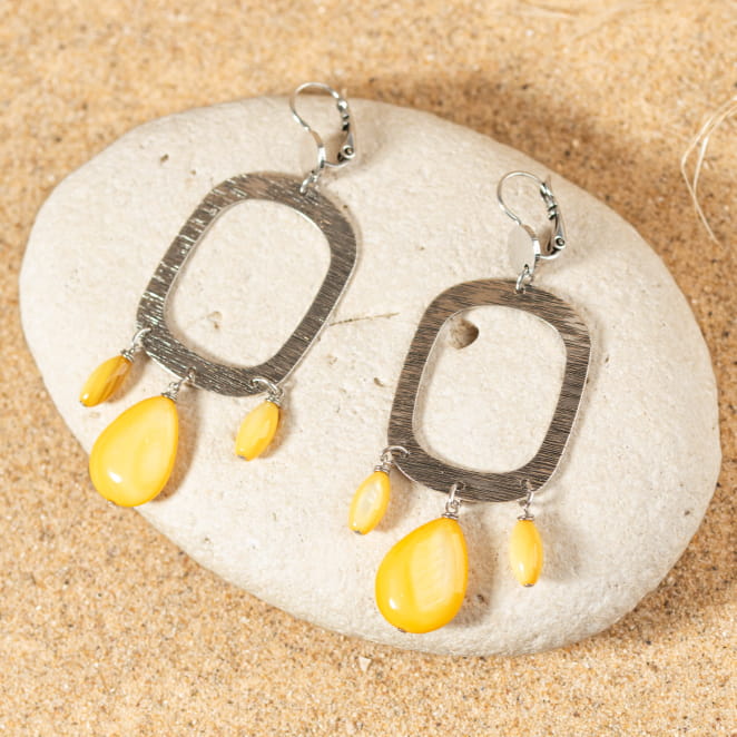 Retour de plage vous propose des colliers, bracelets, boucles d’oreilles, bracelets de chevilles, porte-clefs, parfums, cabas et bagues pour femme, homme et enfant pour que chacun trouve son bonheur.