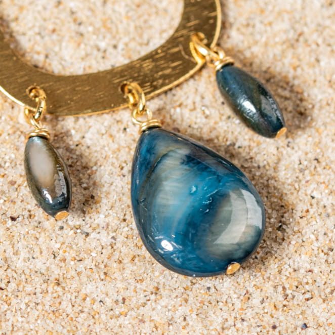 Retour de plage vous propose des colliers, bracelets, boucles d’oreilles, bracelets de chevilles, porte-clefs, parfums, cabas et bagues pour femme, homme et enfant pour que chacun trouve son bonheur.