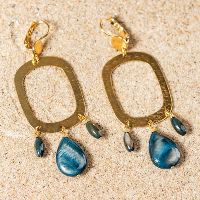 Retour de plage propose des bijoux fantaisie multicolore, blanc, sable, bleu nuit, turquoise, couleur ficelle, anthracite, ou autre alors choisissez les matières qui vous plaisent et les textures que vous aimez.
