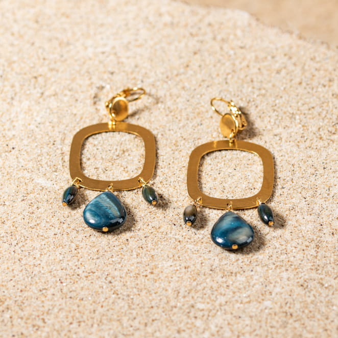 Les bijoux Retour de plage sont des bijoux fantaisie authentiques et uniques faits de perles naturelles qui racontent une histoire de nature ou d’océan à partager en famille ou entre amis.