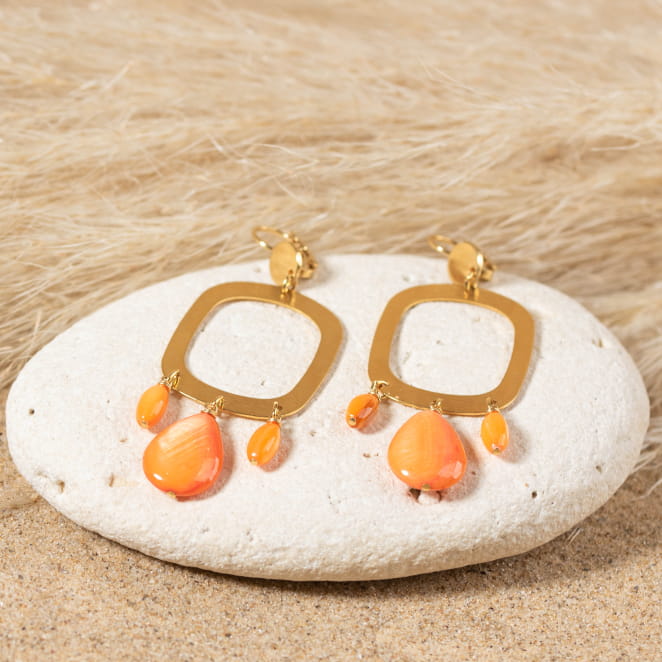 Retour de plage vous propose des colliers, bracelets, boucles d’oreilles, bracelets de chevilles, porte-clefs, parfums, cabas et bagues pour femme, homme et enfant pour que chacun trouve son bonheur.