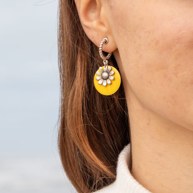 Retour de plage propose des bijoux fantaisie fabriqués avec des matériaux de qualité : céramique, lin, perles de verre, hématite, quartz, amazonite, perles de rivière, perle de jade, lapis lazuli, perles de culture, pierre de sable, etc.